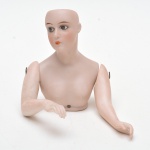 Coleção Half Doll - Dama (biscuit) em representação nua. Olhos pretos. 17,5x9 cm.