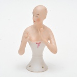 Coleção Half Doll - Dama (biscui) careca com cinta branca e lacinho, olhos azuis 10x6 cm.