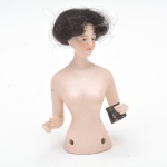 Coleção Half Doll - Dama (biscuit) cabelo natural e olhos pretos , em representação nua com binoculos em uma das mãos. Pequena perdas nas pontas dos dedos.10x6 cm.