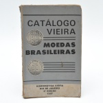 Catálogo Vieira (encadernação brochura)- Moedas brasileiras 6ª edição 1997. Ilustrações em PB com 298 paginas. 21,5x14 cm.