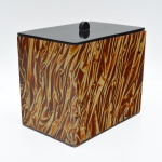 Balde de gelo em acrílico mesclado com isolamento térmico - Tampa em acrílico preto liso, com pega semicircular central. Interior revestido com bloco de isopor moldado. 23,5x22 cm.