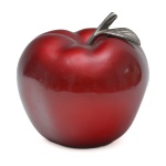 Maçã do Amor - Escultura em cerâmica vitrificada vermelho vibrante. Pequeno restauro na folha.19X19 cm.