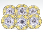 Luiz Salvador - conjunto de 6 pratos esmaltados, com decoração policromada em azul cobalto, amarelo e branco. Composição radial centrada por rosácea geométrica. Aba larga com fundo amarelo intenso, ornamentada por volutas, folhas e cercadura pontilhada. 15 cm diam