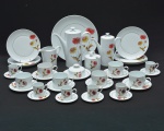 Aparelho de porcelana Real para chá, café e bolo, de porcelana branca esmaltada, com delicada filetaria dourada nas bordas, decoração floral policromada, aplicada em ramos isolados, representando flores estilizadas de inspiração campestre, com destaque para flores abertas de pétalas radiadas em vermelho, composto por: 2 bules, 1 cremeira, 1 mantegueira, 1 açucareiro, 6 xicaras de café, 6 pires de café, 6 xícaras de chá, 6 pires de chá, 1 prato para bolo e 6 pratos de sobremesa. Total 30 pçs