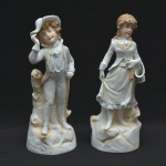 Casal de camponeses em biscuit europeu. Figuras rurais em trajes tradicionais, com modelagem delicada esmaltados em tons claros, com detalhes em bege e dourado, típicas do final do século XIX. Apresenta pequenos bicados e fios de cabelo, no estado. 26x11 cm (maior).