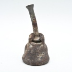 Antigo e raro almofariz com pistilo em ferro fundido de corpo espesso, base estável e pistilo maciço. Apresenta na base descanso para o pistilo o que o torna mais raro. Superfície com pátina original, oxidação e marcas de uso compatíveis com a idade. 10x9 cm (almofariz)  /  11 cm (pistilo).