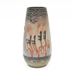 Vaso decorativo em cerâmica pintada  estilo italiano de corpo cilíndrico levemente afunilado, com rica decoração pintada à mão em tons terrosos, ocres, pretos e vermelhos. Apresenta cenas figurativas estilizadas com homens e aves de inspiração étnica/tribal. Marcas do tempo. 20x11 cm diam.
