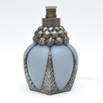 Elegante luminária em metal e pasta de vidro apresenta composição, com painéis curvos intercalados por aplicações metálicas decorativas ornadas por motivos florais e folhas em relevo. 28x20 cm.