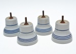 Conjunto com quatro pés em louça grossa branca, destinados ao apoio e nivelamento de fogão ou geladeira decoradas com frisos azuis. Cada pé apresenta haste metálica rosqueável em aço, com porca, própria para fixação e ajuste de altura. Marcas do tempo