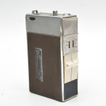 Westinghouse - Gravador e reprodutor de fita cassete portátil, corpo retangular em metal e plástico, com grelha frontal do alto-falante, compartimento para cassete com tampa basculante e visor transparente. Testado, funcionando, sem garantias. 16x10,5 cm.