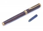Caneta tinteiro, corpo marmorizado com decorações em dourado. Pena bicolor Iridium Germany.