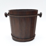 Balde de jacarandá, corpo facetado circundado com aros em ferro forjado, pátina natural. Pequenas perdas em suas pegas. No estado, marcas do tempo. 34x26 cm.