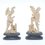 Par de miniaturas de pescadores esculpidas em marfim, com vestes tradicionais e expressiva riqueza de detalhes. Bases em madeira escura. Apresenta perdas, Marcas do tempo, necessita de restauro, no estado.  10x5 cm (maior).