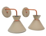 Par de arandelas de parede em alumínio, com cúpulas cônicas e braços curvos, acabamento em tom terroso e cobreados. Marcas de uso. 27x22 cm.