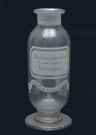 Antigo vidro de farmácia em vidro soprado transparente, corpo bojudo. Apresenta rótulo acidado  original com inscrição Veronique e nomenclatura botânica abreviada, além de faixa inferior com dizeres Faculdade de Medicina da Bahia. Peça de caráter científico e histórico, final do século XIX / início do XX. 22x9 cm