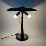 Abajur de mesa UFO-style shade, em metal pintado de preto, com cúpula circular  flying saucer. Possui dois pontos de luz independentes, acionados por correntes. Estrutura composta por haste cônica sobre base circular. Pintura com pontos de desgastes. Funcionando.  46x40 cm diam.