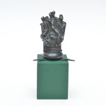 Escultura  Coleção Christopher Voeix - Escultura contemporânea, representando composição abstrata de figuras humanas em movimento, dispostas em agrupamento vertical de forte apelo escultórico, tendo como base desenho radial. Assinada no verso. A obra encontra-se apoiada sobre base cúbica em tom verde (adaptada). Total 13x5x5 cm