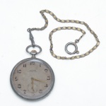 CYMA - relógio de bolso Swiss Made 10 jewels, números cardinais, ponteiro segundeiro. Parado,  sem garantias. Acompanha chatleine. 4,5 cm diam