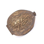 Peça colecionável -  caixa porta-dedal de formato amendoado, em metal dourado, superfície externa trabalhada em relevo de textura orgânica. A caixa é articulada e cuidadosamente moldada para acomodar o dedal de costural.  Apresenta etiqueta do fabricante, indicativo de origem europeia e produção especializada em objetos de costura fina. Fechada 5x3,5x3 cm