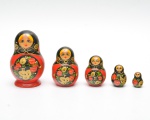 Conjunto composto por cinco bonecas russas articulada confeccionadas em madeira torneada e pintadas à mão. Apresentam decoração com rostos femininos estilizados,  e ornamentação moranguinhos. Peças encaixáveis entre si. Maior 11x6,5 cm