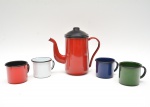 Conjunto de café em espessa ágata esmaltada , composto por 1 cafeteira com tampa e quatro canecas, em cores sólidas  vermelho, azul, verde e branco ,  com bordas e alças realçadas em esmalte escuro contrastante. Bule 23x22 cm / Caneca 12 x7 cm