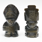 Par de tradicionais esculturas mexicanas em obsidiana -  rocha vulcânica vítrea. No verso uma delas apresenta batido. 13x7 cm