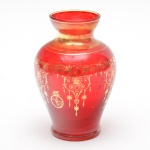 Delicado vaso ede cristal rubi translúcido, de corpo bojudo e boca levemente evertida, decoração vegetal estilizada em douração aplicada a quente. Douração do gargalo com leves perdas. 11x8 cm