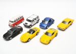 MAISTO - Coleção contendo 7 carrinhos em miniatura com diversas cores e modelos. Marcas de uso, bom estado. 10x4x4 cm.