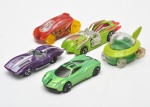 HOTWHEELS - 5 carrinhos colecionaveis em ferro e plastico rígido, de cores e modelos distintos. Marcas de uso e do tempo. 9 cm (maior).