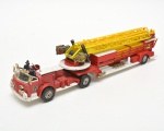 AMERICAN LAFRANCE  - Raro brinquedo ingels AERIAL RESCUE TRUCK em metal com engrenagens funcionais, acompanhando 2 miniaturas de bombeiros, 6 pqeunas escadas. Marcas de uso e do tempo. 29 cm.