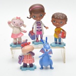 Lote contendo 5 pequenos brinquedos em plastico rígido do desenho DOUTORA BRINQUEDO. 8X4 cm (MAIOR)