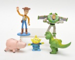 Lote contendo 5 pequenos brinquedos em plastico rígido do desenho TOY STORY. 9X8 cm (MAIOR)