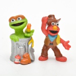 Lote contendo 2 pequenos brinquedos em plastico rígido do desenho OS MUPPETS. 6x3,5 cm (MAIOR).