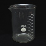 Béquer de laboratório em vidro borossilicato, capacidade nominal 2000 ml, com graduação serigrafada até 1800 ml (5%), numerada de 200 em 200 ml, com traços intermediários. Apresenta bico vertedor . Marca Pyrobras. 19x15,5 cm