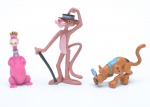 Lote contendo 3 pequenos brinquedos em plastico rígido de desenhos distintos sendo: SCOOBDOO, PANTERA COR DE ROSA E OS FLINSTONS. 10x6 cm (MAIOR).