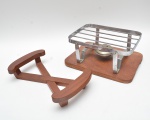 Aparelho para fondue com base retangular em madeira, estrutura superior em metal, com grelha de apoio e rechaud central metálico, Acompanha suporte com alças para travessas em madeira torneada. Marcas de uso. 33,5x14 cm (fondue)  /  36x7 cm (suporte).