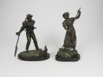 Grisard - Conjunto de esculturas em bronze frances representando casal de camponeses lavrando. Ambas as peças apresentam riqueza de detalhes anatômicos e indumentários, com modelagem expressiva e acabamento primoroso, típicos do estilo naturalista europeu do final do século XIX. Base assinada Grisard. (nascido 24 de junho de 1863 em Marselha e morreu em15 de julho de 1938 em Salon-de-Provence) atribuindo a autoria ao artista. Medem: Ela 25x10x13 / Ele 23x18x10 cm