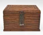 Caixa / Baú em madeira, de formato retangular com tampo articulado. Exterior com decoração entalhada em motivos ondulados. Interior liso. Fecho frontal em metal . Marcas do tempo. 25x16x15 cm.