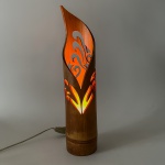 Abajur em bambu natural, de corpo cilíndrico, vazado por entalhes orgânicos de inspiração vegetal e acabamento polido. Funcionando, sem garantias futuras. Marcas de suo.  48x11 cm diam.