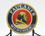Placa-letreiro publicitário Paulaner München, em vidro e metal. Composição luminosa com tubos de vidro (neon) na cor azul formando a inscrição. Emblema circular da cervejaria confeccionado em acrílico, montados sobre estrutura metálica. Pequeno trincado em sua logo. Marcas do tempo e de uso, não acende. 69x36 cm