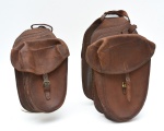 Antigo conjunto de dois alforjes de montaria em couro grosso, com múltiplas bolsas, fechos em fivela e rebites metálicos, próprio para sela. O conjunto é composto por bolsas assimétricas interligadas, desenhadas para serem acomodadas sobre a sela, permitindo a distribuição do peso. Apresenta abas de proteção, passadores para correias e reforços estruturais nas áreas de maior atrito. Um deles marcado a quente no verso em baixo relevo 3ª R.M.E.M.I. 1938.  (O padrão do carimbo oval, letras espaçadas, e data central) é típico de material de intendência militar, reforçando a autenticidade da peça.  76x20 cm e 69x17 cm
