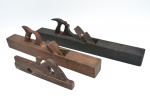 Conjunto de 3 plainas antigas em madeira, composto por diferentes modelos e perfis, confeccionados em madeira maciça. Ferramentas de marcenaria tradicional, de fabricação artesanal, com pátina de uso, marcas do tempo e desgaste compatível com a antiguidade. No estado.  Peças de interesse histórico e funcional, típicas do trabalho manual em madeira dos séculos XIX  início do XX. 68/61/34 cm compr