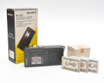 Gravador portátil Sony M-330 microcassette, fabricado no Japão. Corpo em plástico preto, com alto-falante frontal, gravação one-touch, duas velocidades de fita e desligamento automático ao final da fita. Acompanha 3 fitas microcassette, caixa e manual original. Não testado sem garantias. 12x6,5 cm.