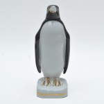 ANOS 50/60 - Afamado pinguim de geladeira,  em porcelana esmaltada, policromia em preto e branco e detalhes em dourado no bico e nas patas. Base quadrada integrada. Marca da manufatura Vieira de Castro  Rio sob a base. Marcas do  tempo. 26X11X10 cm