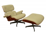 Conjunto de poltrona com braços e banqueta correspondente ao icônico modelo Lounge Chair and Ottoman, de madeira moldada com lâminas aparentes, estofamento em couro natural tom marfim, assentos e encostos almofadados com botonês aparentes. Base giratória metálica de cinco apoios. Banqueta correspondente com mesma linguagem formal e acabamento. Designer de Charles Eames & Ray Eames. Laminado de madeira apresenta perdas na parte inferior da  poltrona visivel somente se vira-la e partes de metal com zinabre, no estado. Poltrona 74 cm altura / assento 89x65 cm