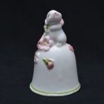 AVON 1984 - Sino em porcelana, com pintura artesanal representando coelho. Pequenas marcas de uso. 8 cm / 5 cm de diâm.