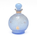 Frasco decorativo em vidro azul translúcido com acabamento fosco e detalhes dourados. Corpo globular, decorado com delicados motivos florais aplicados. Tampa original em vidro azul, com rolha integrada. Marcas de uso. 12x8 cm