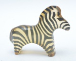 ABRAHAM PALATNIK - Escultura de zebra em resina poliester.  Discretas marcas do tempo. 15x12 cm.