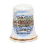 Vintage - Dedal em porcelana (swiss) com pintura  local . Interior do dedal marcado Cotfer Genéve Swiss.  Acompanha estojo de plastico original. Marcas do tempo. 3x2 cm.