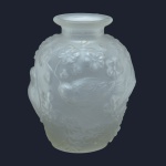 Delicado vaso Art Deco em vidro satine, corpo bojudo com decoração em relevo de pássaros e flores. Boca circular alargada, base plana.   13x10 cm diam.